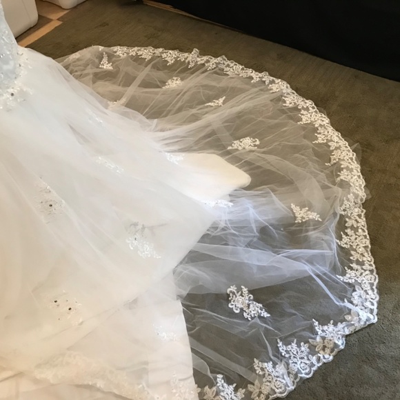 Wedding gown - Picture 9 of 16